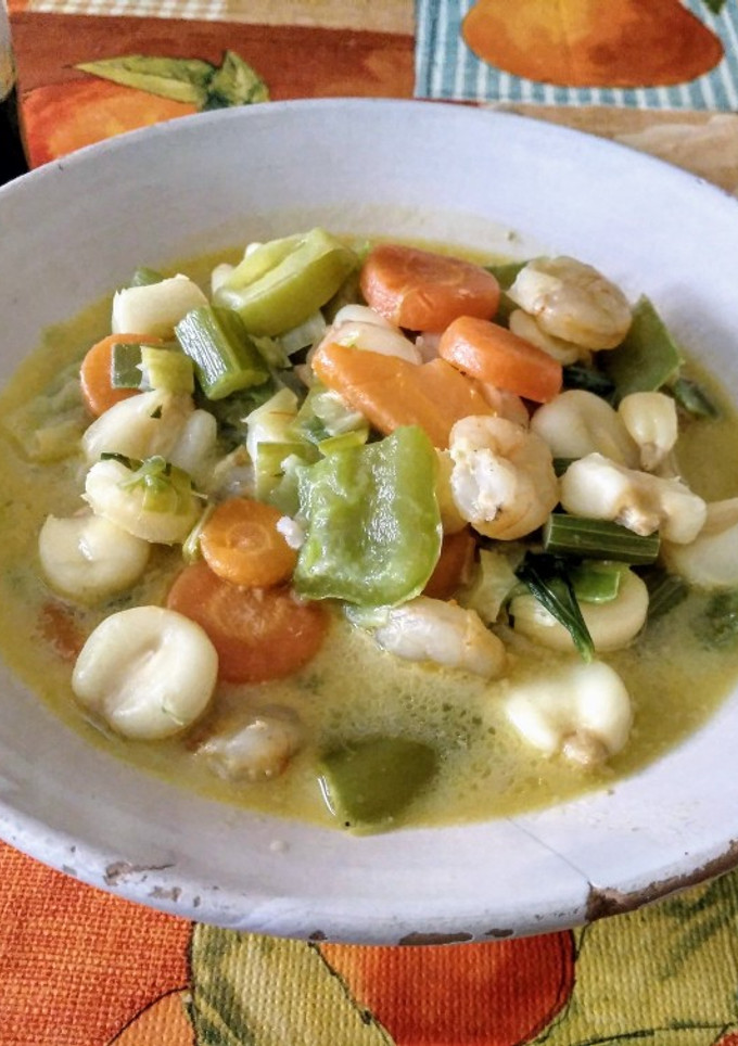 Una foto de Encocada de mote con gambas y verduras al curry