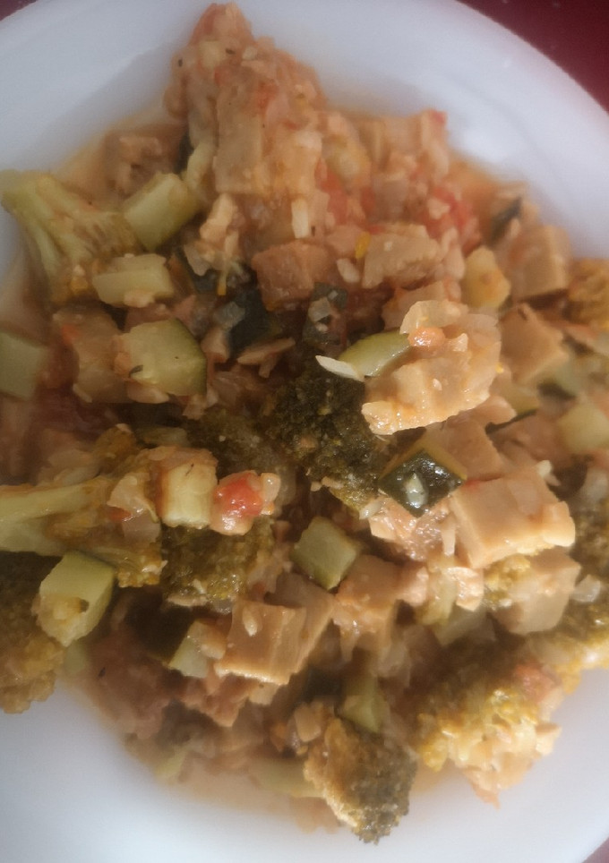 Una foto de Seitán con brócoli y almendras