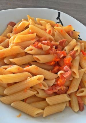 Una foto de Pasta guisada con salchichas🍝