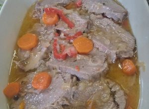 Una foto de Peceto en escabeche cebolla y zanahorias