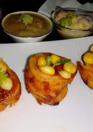 A picture of Creamy tandoori momos with hot broccoli sauce.