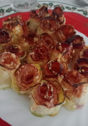 Una foto de Rollitos de Calabacín con Bacon y Queso gouda (keto)
