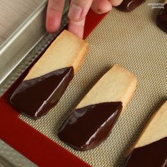 A picture of Classic Shortbread Cookies.