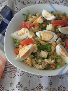 Una foto de Ensalada de pasta y verduras /comida de Marruecos