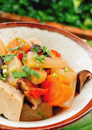 Hình của món Củ cải kho chả lụa, nấm hương.