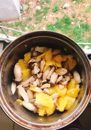Hình của món Ức gà xào nấm đùi gà.
