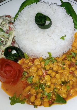A picture of Chana daal fry with garlic rice.