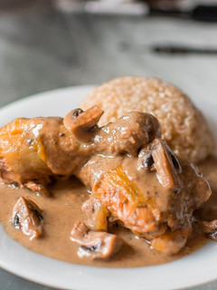 Una foto de Pollo con salsa de champiñones
