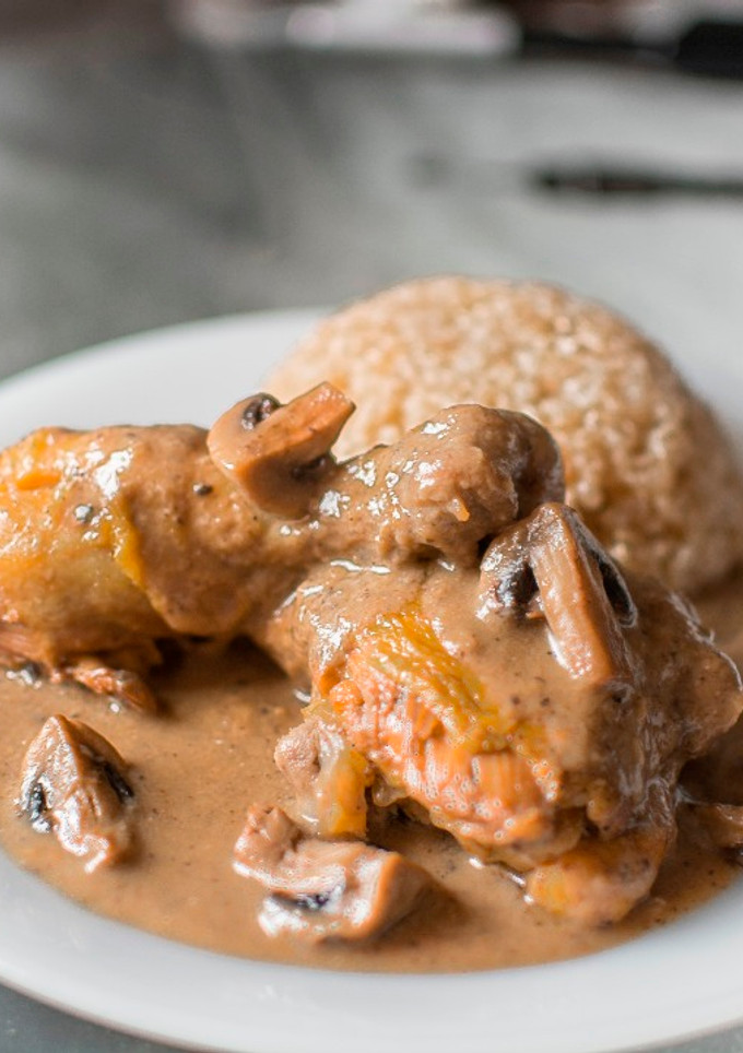 Una foto de Pollo con salsa de champiñones