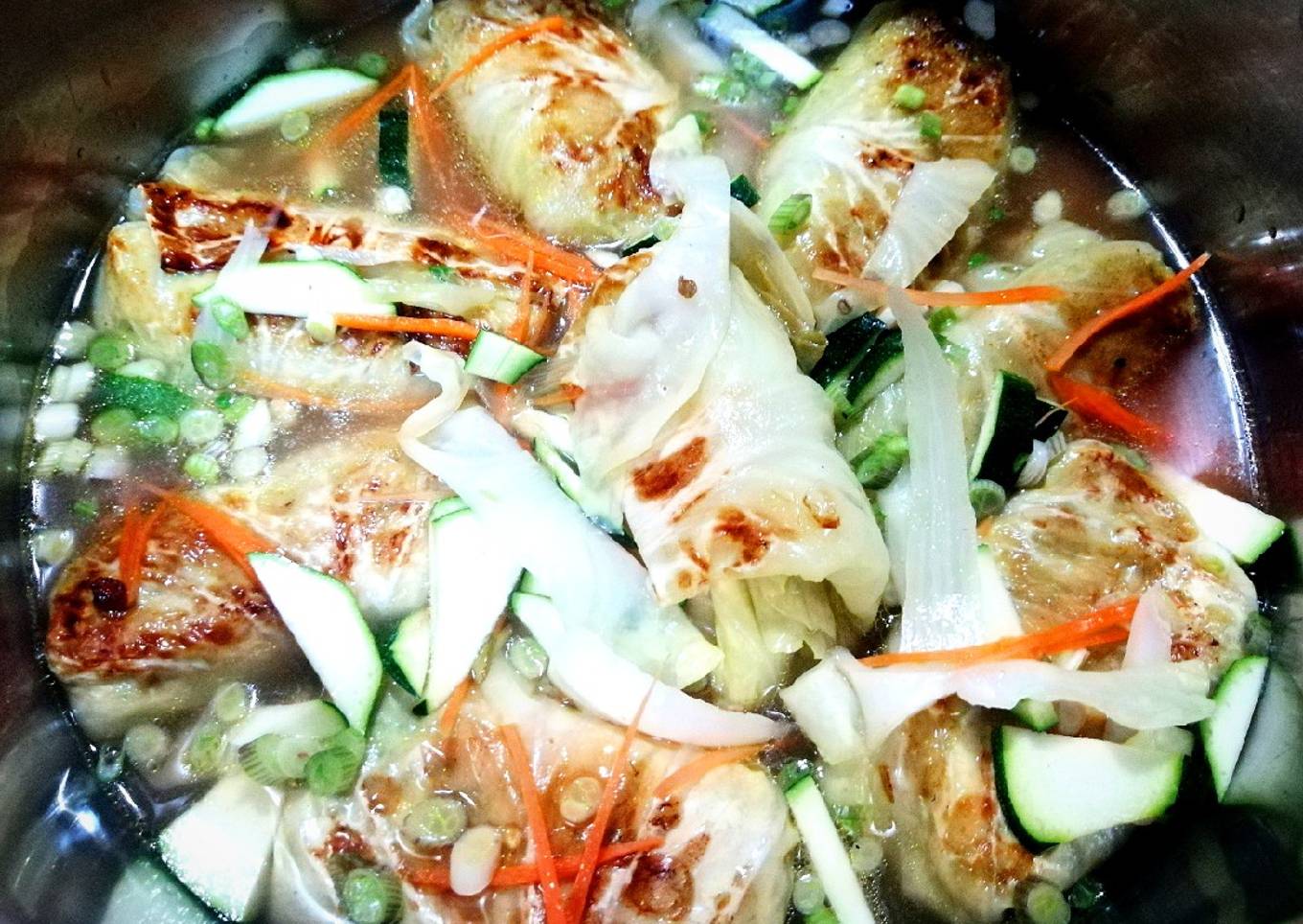 Sopa de Rollitos de Repollo y Vegetales