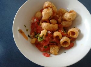 Una foto de Chicharrón cascarita con pico de gallo ॐ