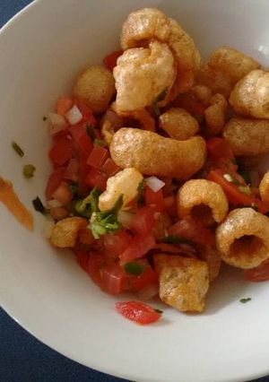 Una foto de Chicharrón cascarita con pico de gallo ॐ