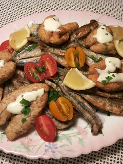 Una foto de Fritura de boquerones y huevas de merluza con ali oli de ajos