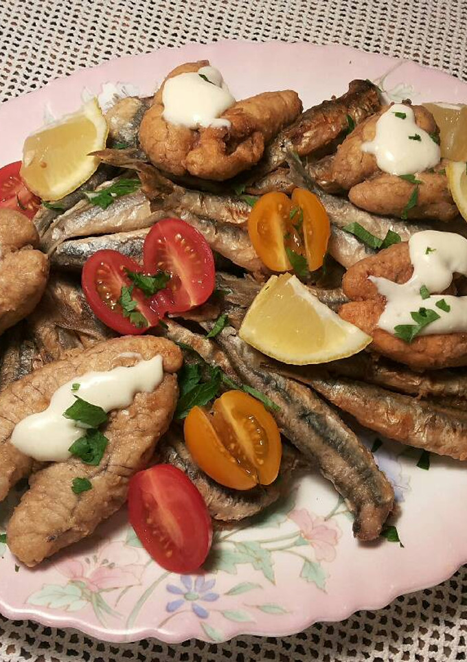 Una foto de Fritura de boquerones y huevas de merluza con ali oli de ajos
