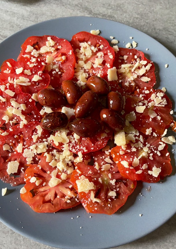 Una foto de Carpaccio de tomate con cosas