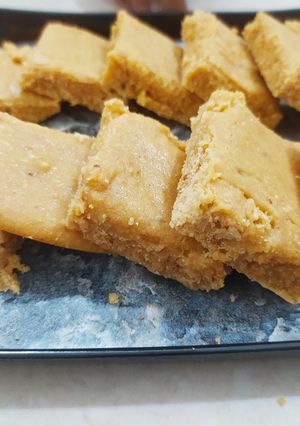 रवा बेसन बर्फी (rava besan barfi recipe in marathi) रेसिपी चे मुख्य फोटो 