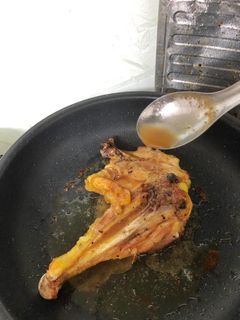 Hình của món Đùi gà áp chảo sốt me chua ngọt.