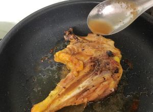 Hình của món Đùi gà áp chảo sốt me chua ngọt.