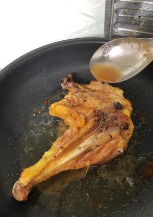 Hình của món Đùi gà áp chảo sốt me chua ngọt.