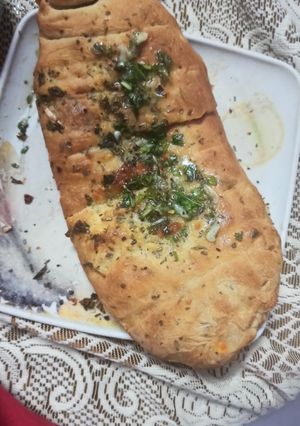 आटे की गार्लिक ब्रेड (Aate ki garlic bread recipe in Hindi) रेसिपी मुख्य फोटो