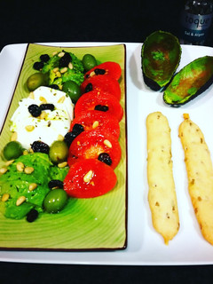 Una foto de Ensalada de queso fresco 0 %, aguacate, tomate y piñones chinos