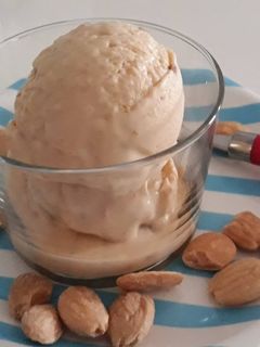 Una foto de Helado de turrón -con heladera-