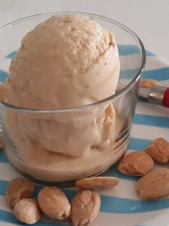 Una foto de Helado de turrón -con heladera-