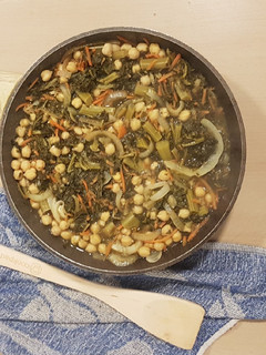 Una foto de Guiso de garbanzos y kale