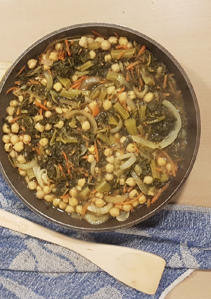 Una foto de Guiso de garbanzos y kale