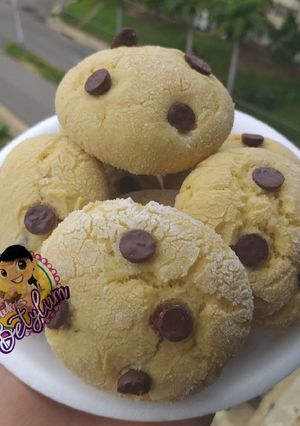 Una foto de Galletas de parchita rellenas de arequipe con chispas de chocola
