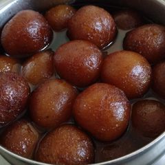 A picture of Gulab jamun.
