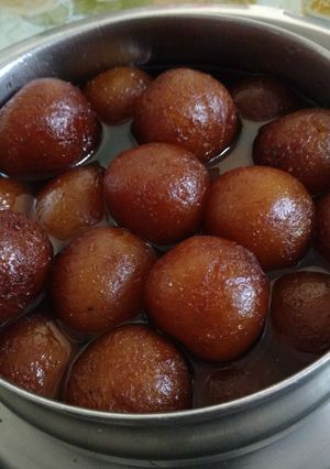 A picture of Gulab jamun.