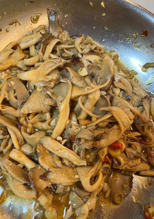 Hình của món Nấm bào ngư xào sả ớt.