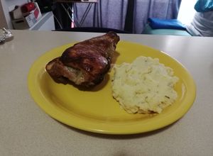 Una foto de Costillar de cerdo al horno con puré de patatas