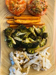 Una foto de Verduras al horno con salsa Tahini