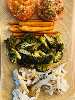 Una foto de Verduras al horno con salsa Tahini