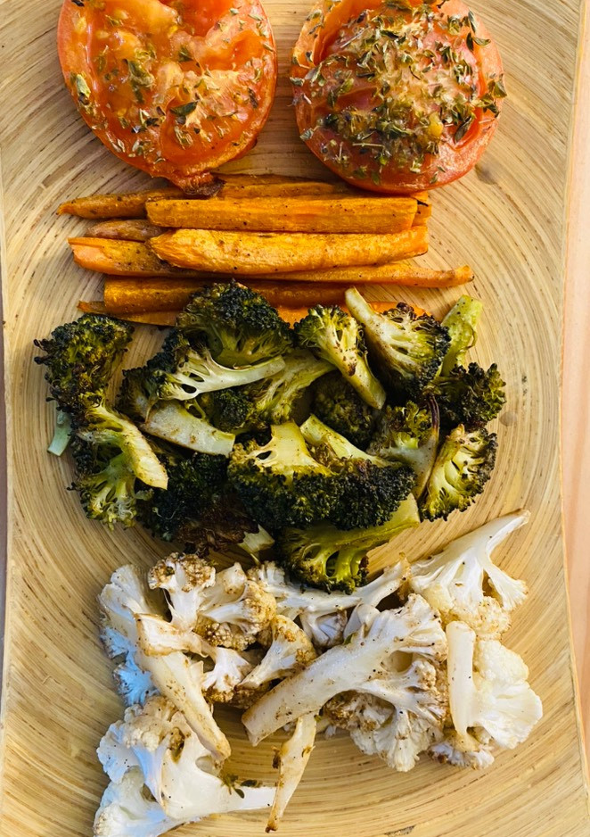 Una foto de Verduras al horno con salsa Tahini