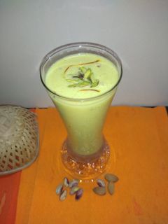 रजवाड़ी बनाना लस्सी (Rajwadi Banana Lassi recipe in Hindi) रेसिपी मुख्य फोटो