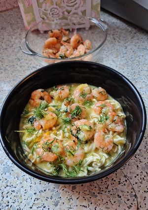 Kapros-sárgaparadicsomos-fokhagymás-garnèlás tészta recept fotója