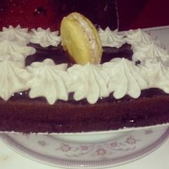 A picture of Giant French Macaroon pastry.