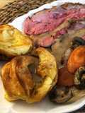 Roast beef con Yorkshire pudding y salsa gravy
