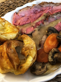 Una foto de Roast beef con Yorkshire pudding y salsa gravy