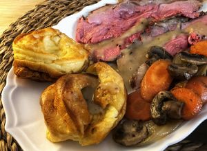 Foto principal de Roast beef con Yorkshire pudding y salsa gravy