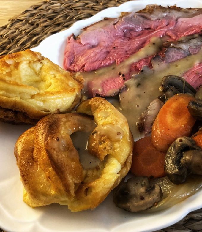 Foto principal de Roast beef con Yorkshire pudding y salsa gravy