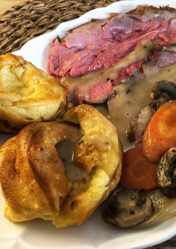 Una foto de Roast beef con Yorkshire pudding y salsa gravy