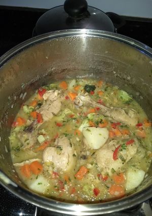 Una foto de Sudado de pollo y verduras al naranja