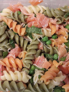 Una foto de Ensalada pasta salmón y menta