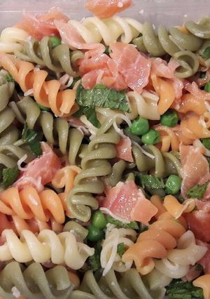 Una foto de Ensalada pasta salmón y menta