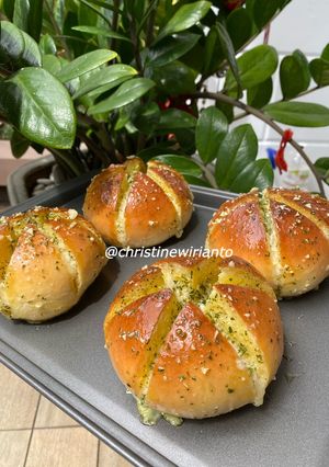 A picture of Korean Cream Cheese Garlic Bread.