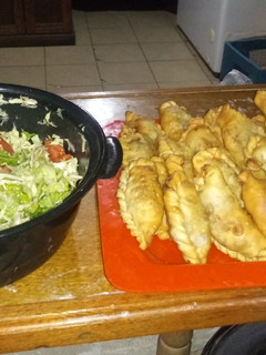 Una foto de Empanada con ensalada